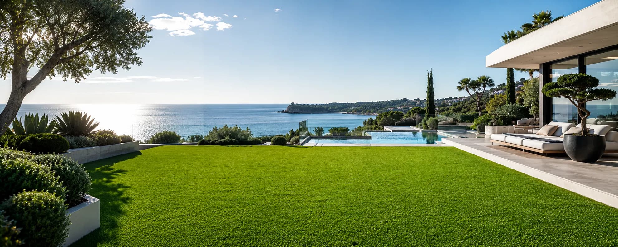 Jardin en gazon synthétique haut de gamme avec piscine et vue mer
